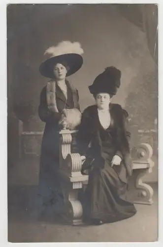 AK Portrait 2 Damen mit Hut, Pelzstola und Muff, 19. Jahrhundert, Fotografie