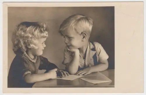 AK Portrait Zwei Kinder beim Brief schreiben, Mitte 20. Jahrhundert, Fotografie