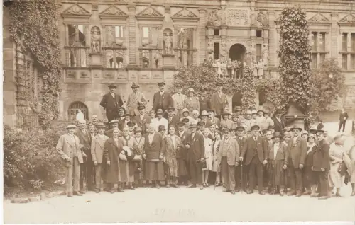 AK Schloss Heidelberg, Gruppenfoto Schlosshof, 1930, Postkarte, ungelaufen, gut