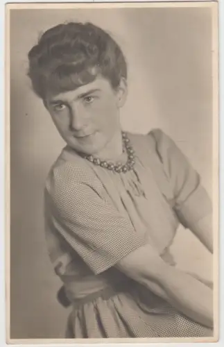 AK Portrait Junge Frau im karierten Kleid mit großer Perlenkette, Clajus, 1940
