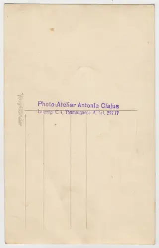 AK Portrait Junge Frau im karierten Kleid mit großer Perlenkette, Clajus, 1940