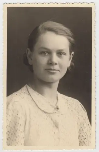 AK Portrait Maria 1940, Freundliches junges Fräulein, Postkarte, Fotografie
