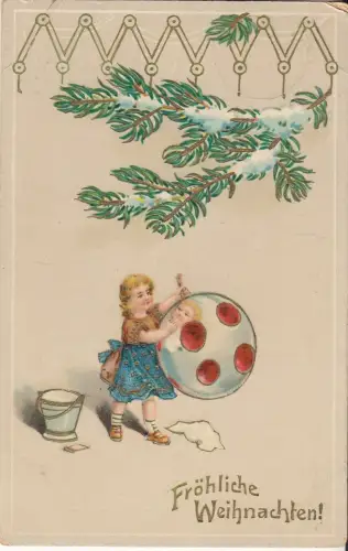 AK Fröhliche Weihnachten! Kind mit Weihnachtskugel, Tannenzweige Schnee, 1911