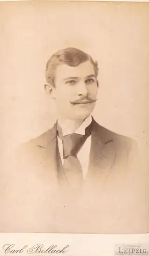 Fotografie Bellach, Leipzig - Portrait Herr mit Oberlippenbart, Fotografie