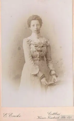 Fotografie Encke, Cottbus - Portrait Junges Fräulein mit Buch. 1902, Fotografie