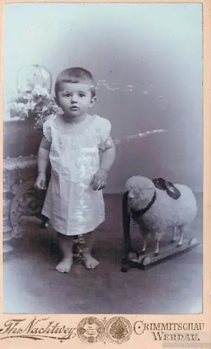 Fotografie Nachtwey - Portrait Kind mit Spielzeugschaf, Fotografie. Fotobild