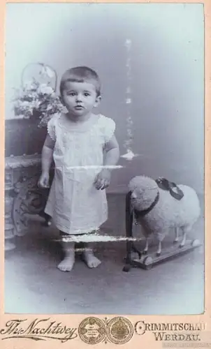 Fotografie Nachtwey - Portrait Kind mit Spielzeugschaf, Fotografie. Fotob 274897