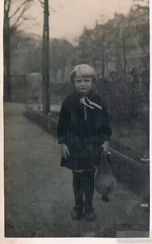 AK Mädchen mit Ball. 1928, Postkarte. Fotokarte, 1928, gebraucht, gut