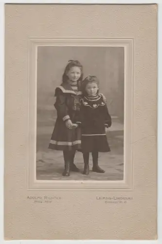 Fotografie: Atelier Adolph Richter, Leipzig - 2 Mädchen, Matrosenkleid, um 1900