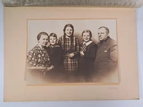 Fotografie Familienfoto, Eltern mit 3 Kindern, Atelier Sieber, Plauen, 20. Jhdt.