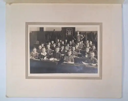 Fotografie: Gruppenbild Klassenfoto um 1900, Jungen / Knaben, in Mappe