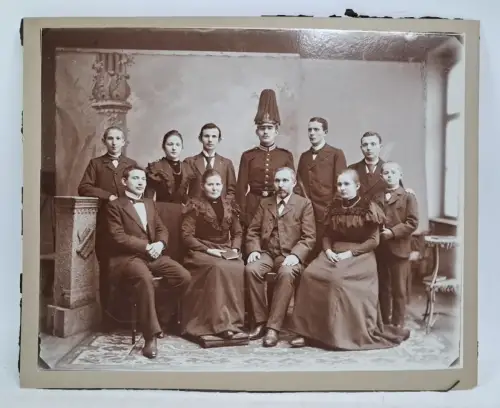 Fotografie: Gruppenfoto Familienfoto um 1900, Gefreiter mit preuß. Paradehelm