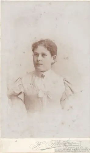 Fotografie H. Strube, Zittau - Portrait junges Fräulein in weißem... Fotografie