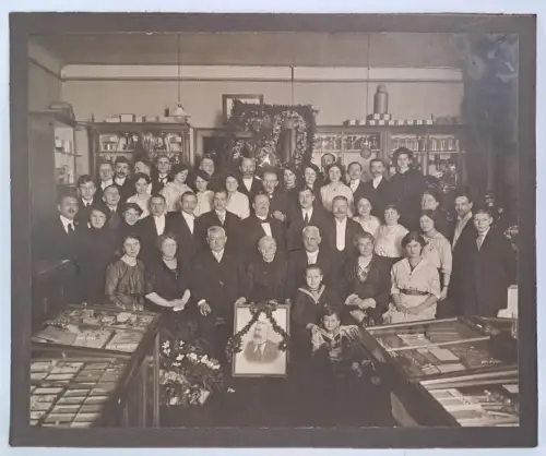 Fotografie: 50-järiges Firmenjubiläum um 1900, Gruppenfoto im Ladengeschäft