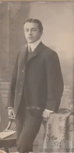Fotografie Strauss, Leipzig - Portrait Junger Herr an Tisch. Hans... Fotografie