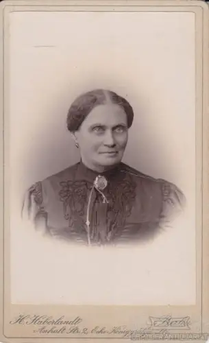 Portrait Witwe im schwarzen Kleid mit Brosche, Fotografie. Fotobild