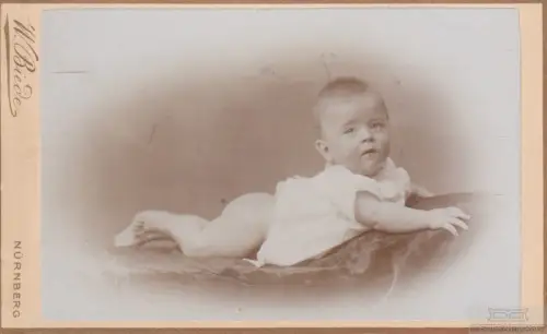 Fotografie W. Biede, Nürnberg - Portrait Kind auf Fell, Fotografie. Fotobild