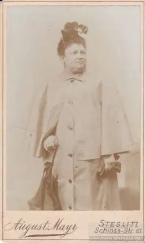 Portrait Dame in Regenmantel und mit Schirm, Fotografie. Fotobild