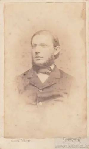 Fotografie Müller, München - Portrait Herr mit Brille und Backenbart, Fotografie