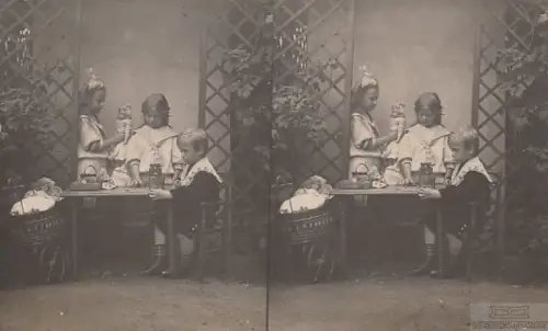 AK Drei Kinder mit Spielzeug (Geschwister), Postkarte. Fotokarte, 1910