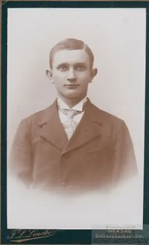 Portrait bürgerlicher junger Herr mit Scheitel und Krawatte, Fotografie