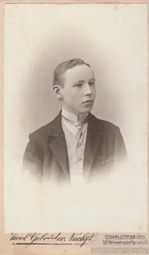 Portrait bürgerlicher junger Herr mit Krawatte und Weste, Fotografie. Fotobild