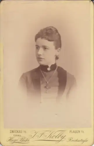 Fotografie Kolby, Zwickau - Portrait junge Dame mit Kreuz-Halskette, Cabinet