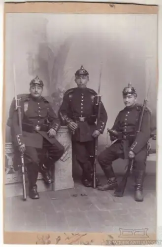 Portrait Drei preußische Soldaten mit Pickelhaube und Gewehren mit... Fotografie