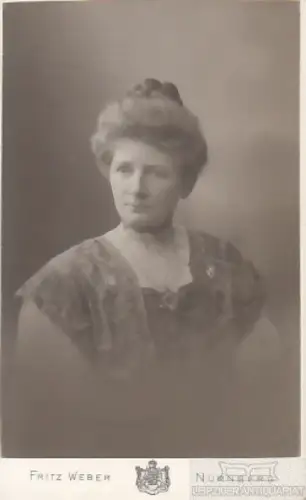 Fotografie Weber, Nürnberg - Portrait bürgerliche Frau mit Dutt, Fotografie