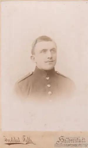 Portrait bürgerlicher junger Mann in Uniform, Fotografie. Fotobild