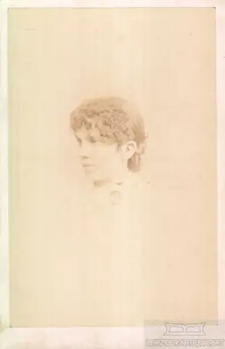 Portrait Junges Fräulein mit kräuseligem Haar, Fotografie. Fotobild