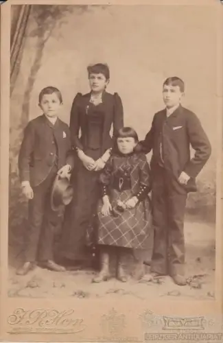 Portrait Vier Kinder mit Hut und Blumen, Fotografie. Fotobild, gebraucht, gut