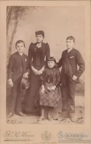 Portrait Vier Kinder mit Hut und Blumen, Fotografie. Fotobild, gebraucht, 264626