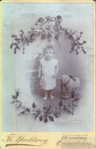 Fotografie Nachtwey - Portrait Kind mit Spielzeugschaf, Fotografie. Fotobild