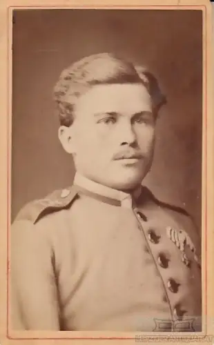 Fotografie W. Biede, Nürnberg - Portrait Junger Mann in Uniform, Fotograf 264928