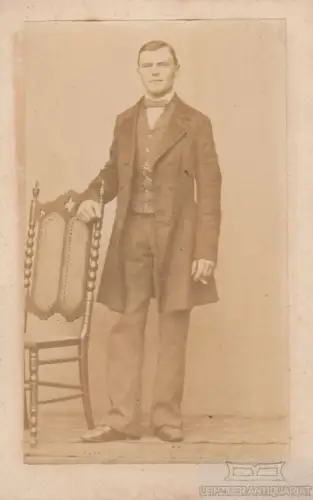 Portrait bürgerlicher Herr an Stuhl stehend, Fotografie. Fotobild
