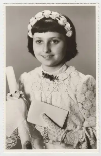 Fotografie: Mädchen bei Heiliger Kommunion mit Kranz, Kerze und Bibel, 1979