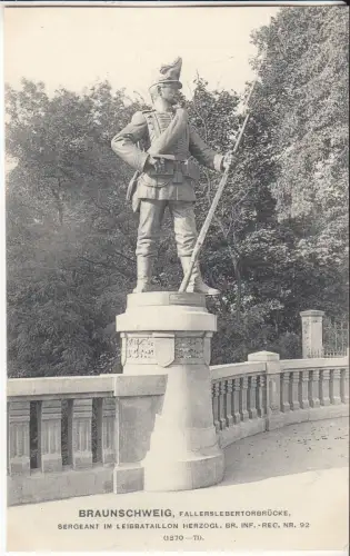 AK Braunschweig. Fallerslebertorbrücke. Sergeant im Leibbataillon, 1908