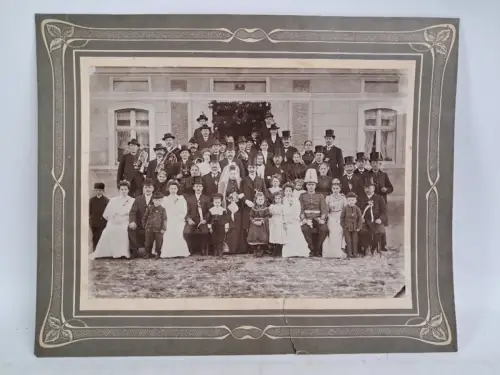 Fotografie: Gruppenfoto Hochzeit Hochzeitgesellschaft um 1900, preuß. Paradehelm