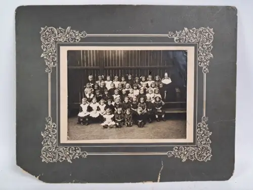 Fotografie: Gruppenfoto Spielschule 1918, Mädchen Gruppe mit Nonne, vintage