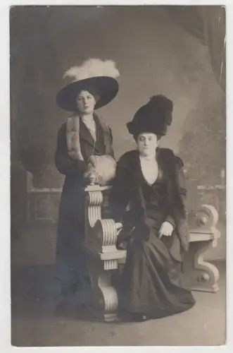 AK Portrait 2 Damen mit Hut, Pelzstola und Muff, 19. Jahrhundert, Fotografie