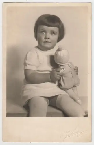 AK Didi 23.2.1940 - Portrait kleines Mädchen mit Puppe, Fotografie, vintage
