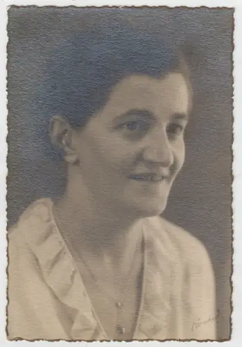 AK Portrait Frau in weißer Bluse mit Kette, 20. Jahrhundert, Bönisch, Wittenberg