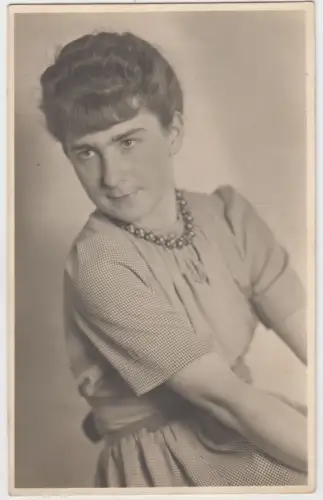 AK Portrait Junge Frau im karierten Kleid mit großer Perlenkette, Clajus, 1940