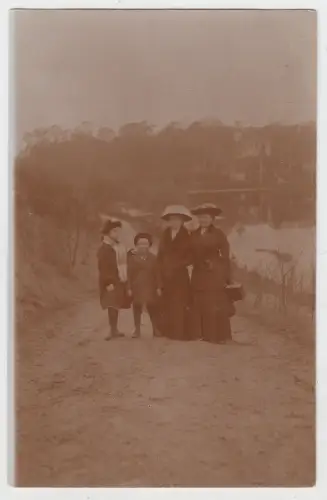 AK Portrait 2 Damen und 2 Kinder, März 1916, Fotografie, Postkarte, vintage