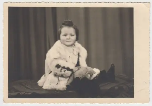 AK Portrait Kleines Mädchen im Pelzmantel, 20. Jahrhundert, Fotografie, Karte
