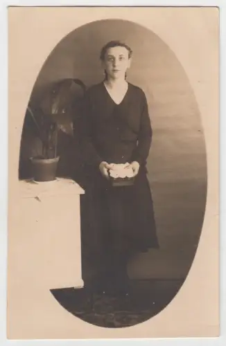 AK Portrait Mädchen mit Bibel (?), Anfang 20. Jahrhundert, Fotografie, Postkarte