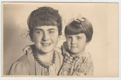 AK Portrait Junge Mutter mit kleinem Mädchen (Didi), Antonia Clajus, 1940