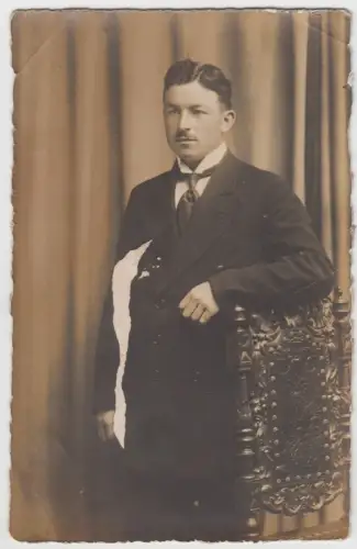 AK Portrait F. Wehrle - Mann im Anzug an Stuhl gelehnt, S. Schoy, Colmar, Foto