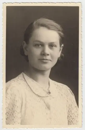 AK Portrait Maria 1940, Freundliches junges Fräulein, Postkarte, Fotografie